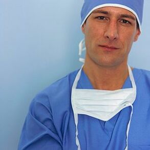 lekár vykonávajúci operáciu na zväčšenie penisu